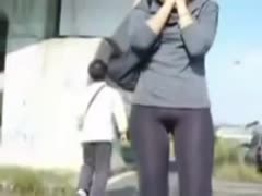 She must be proud of her wazoo, shameless hoe in hawt dark leggings.
